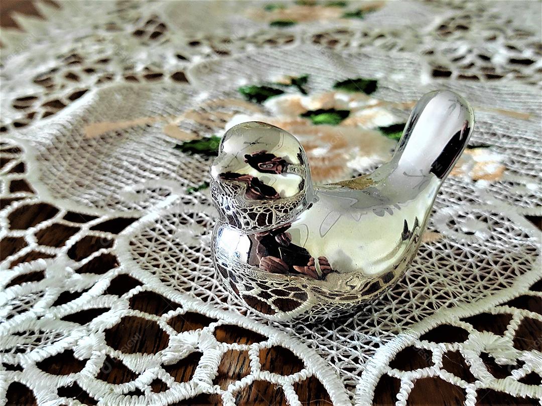 Lindo tapete sobre piso de madeira casa