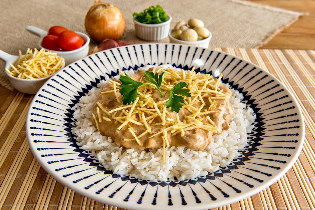 Strogonoff de frango, batata palha e arroz branco Cozinha brasileira