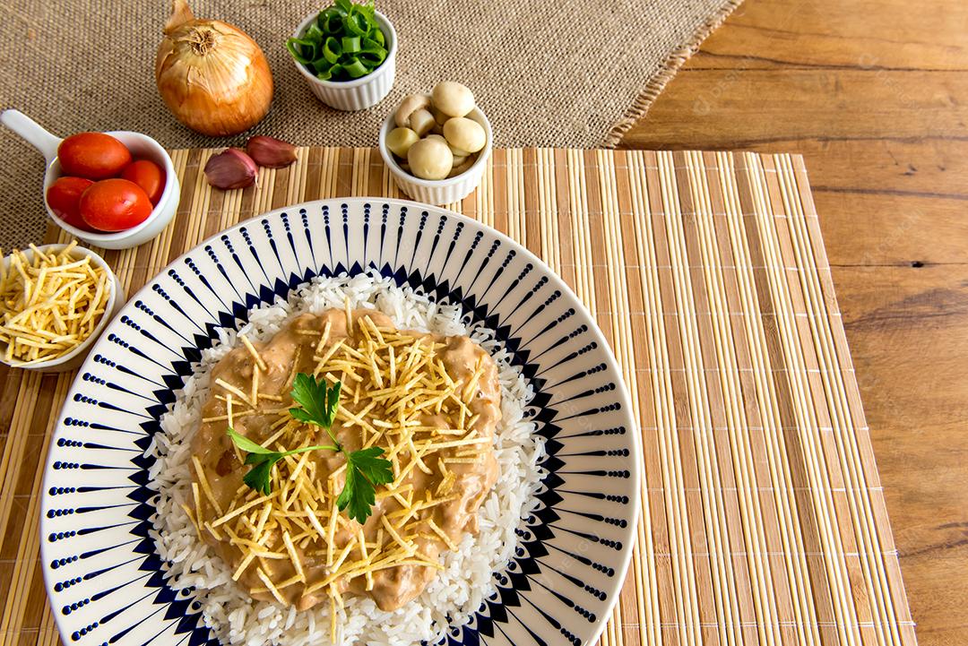 Strogonoff de frango, batata palha e arroz branco Cozinha brasileira