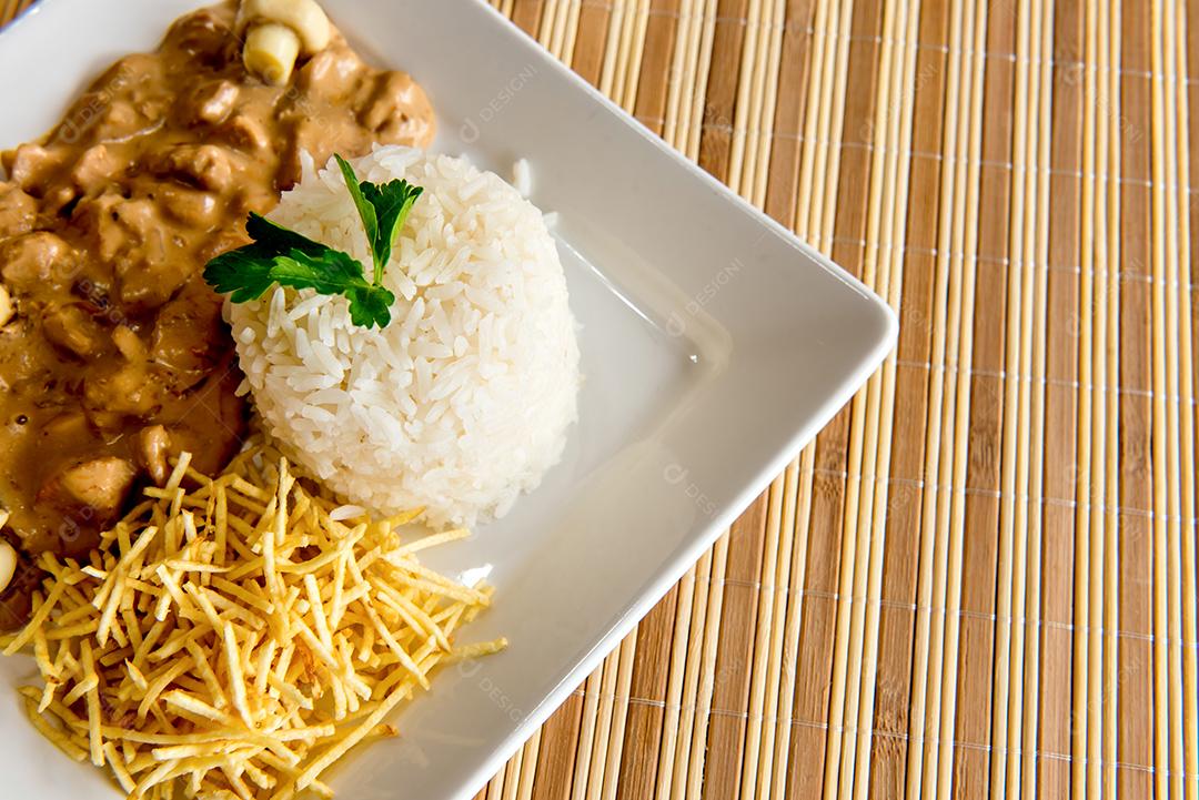 Strogonoff de frango, batata palha e arroz branco Cozinha brasileira