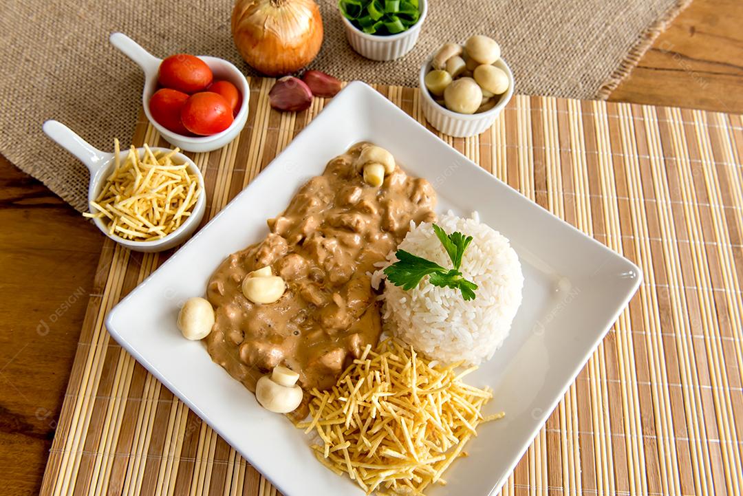 Strogonoff de frango, batata palha e arroz branco Cozinha brasileira