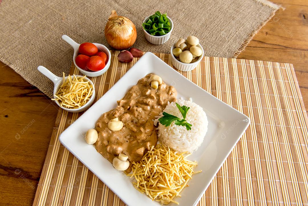 Strogonoff de frango, batata palha e arroz branco Cozinha brasileira