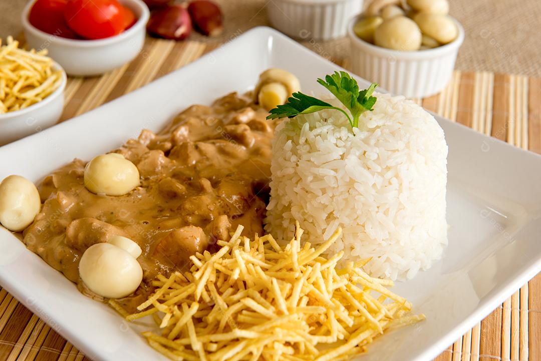 Strogonoff de frango, batata palha e arroz branco Cozinha brasileira
