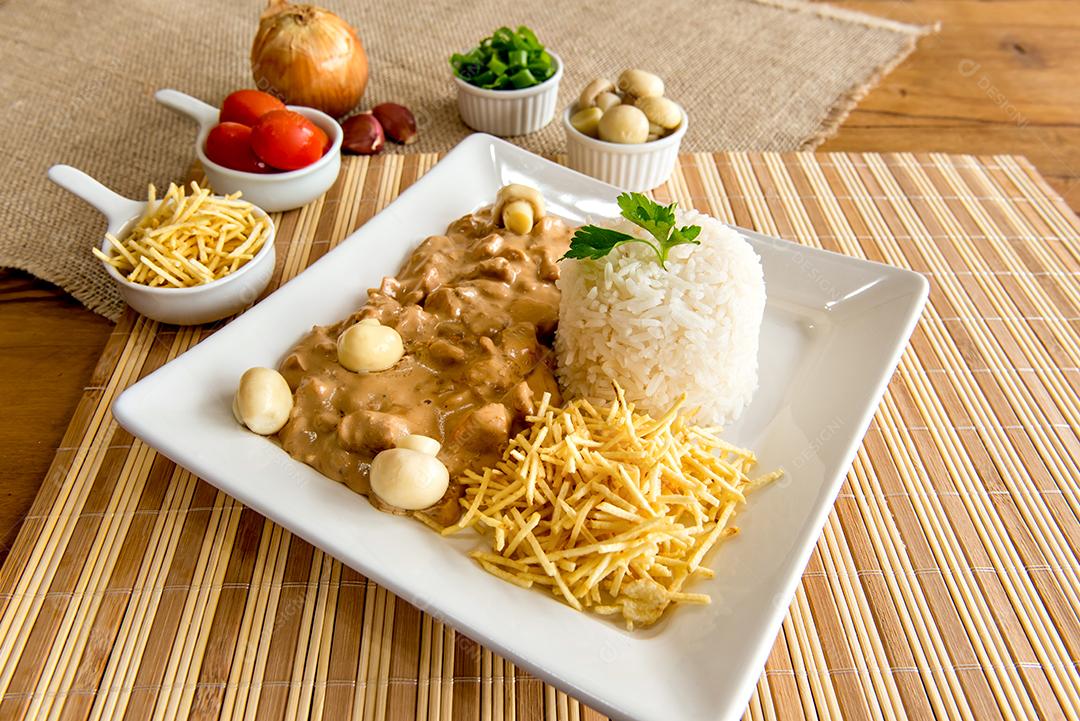 Strogonoff de frango, batata palha e arroz branco Cozinha brasileira