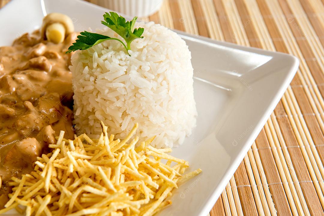 Strogonoff de frango, batata palha e arroz branco Cozinha brasileira