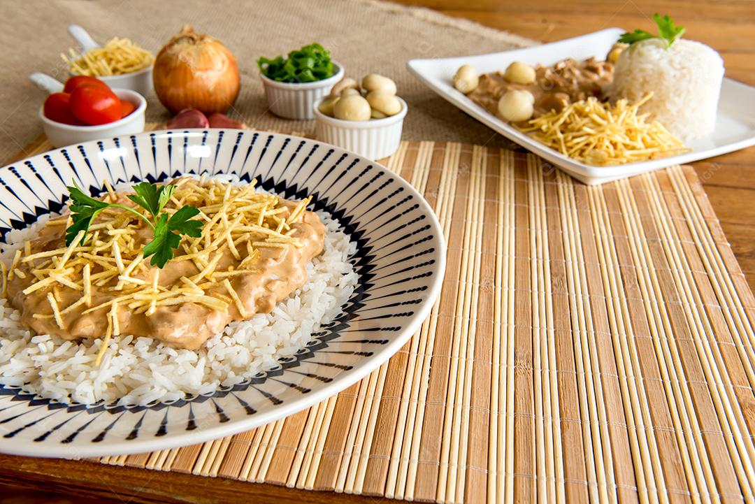 Strogonoff de frango, batata palha e arroz branco Cozinha brasileira
