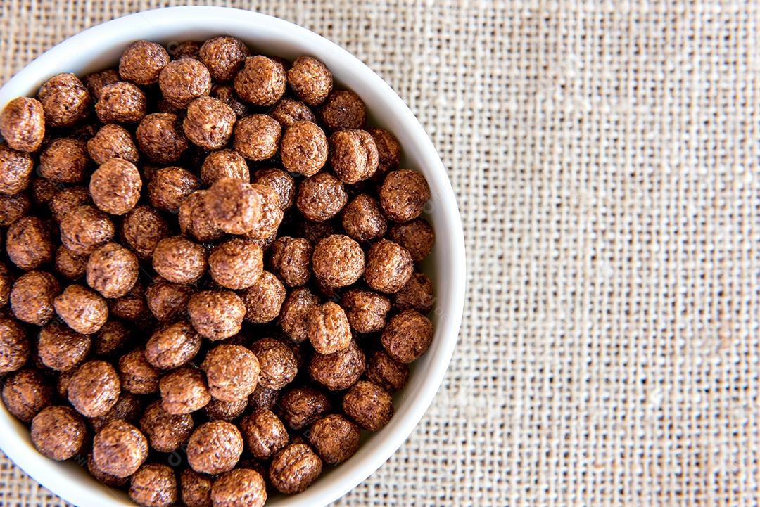 Tigela de flocos de milho bola com espaço para texto