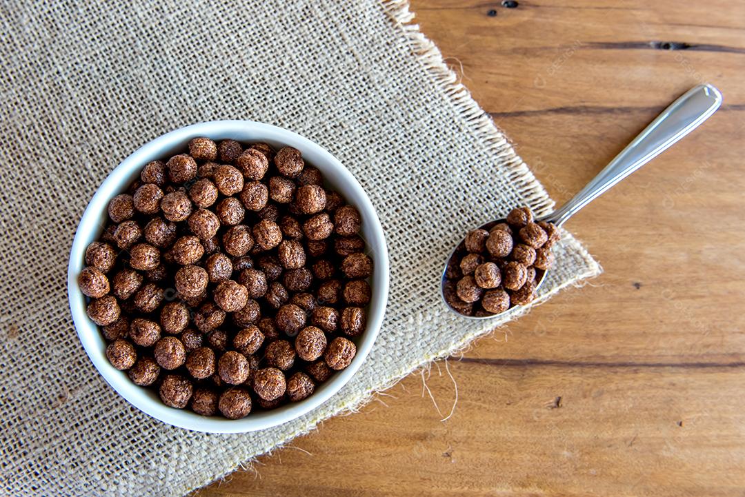 Tigela de flocos de milho na mesa do café da manhã