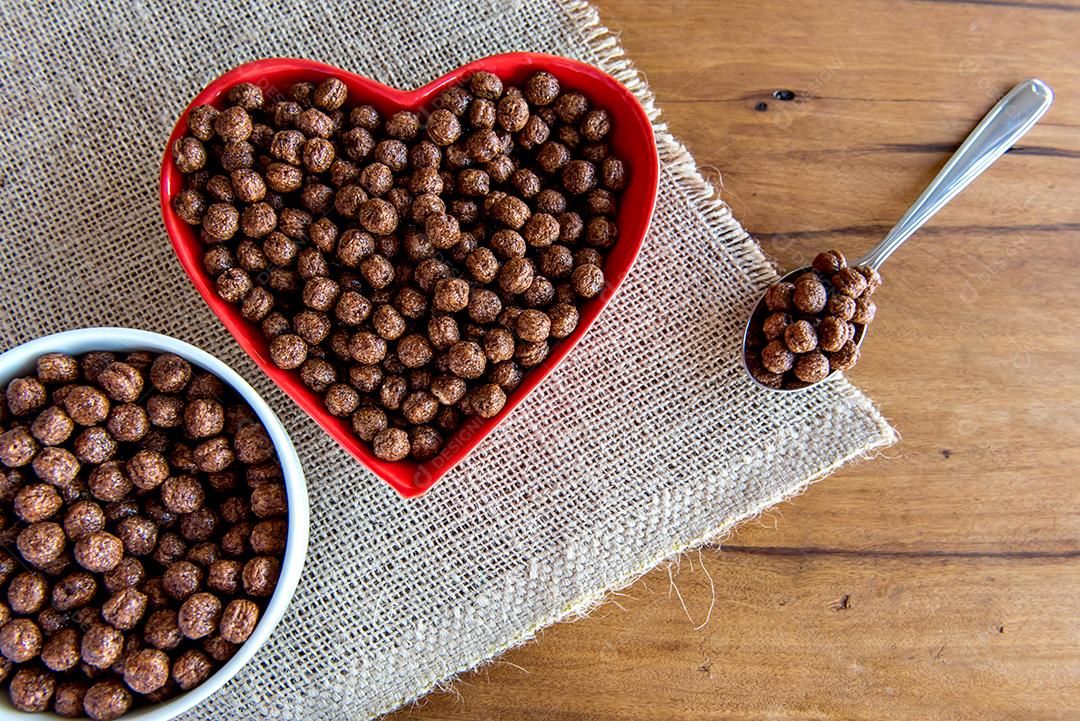 Tigela de flocos de milho na mesa do café da manhã