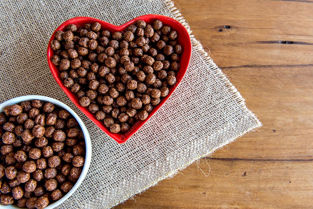 Tigela de flocos de milho na mesa do café da manhã