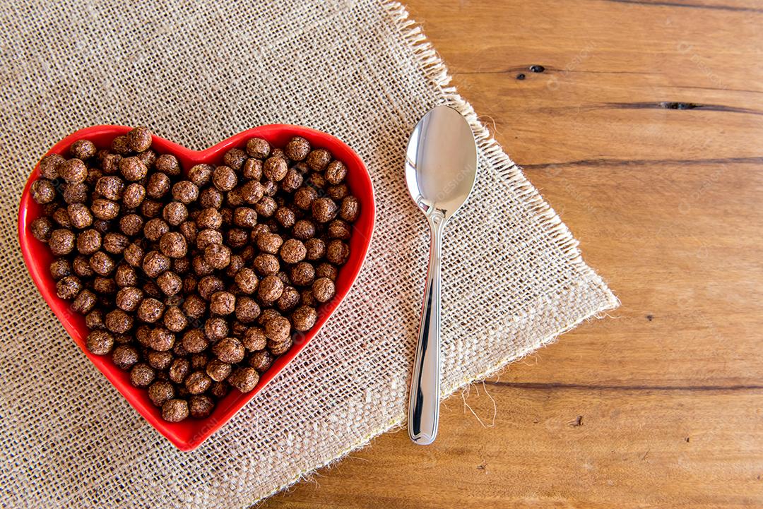 Tigela de flocos de milho na mesa do café da manhã