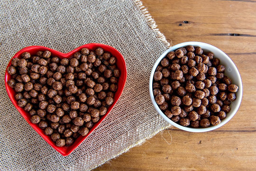 Tigela de flocos de milho na mesa do café da manhã