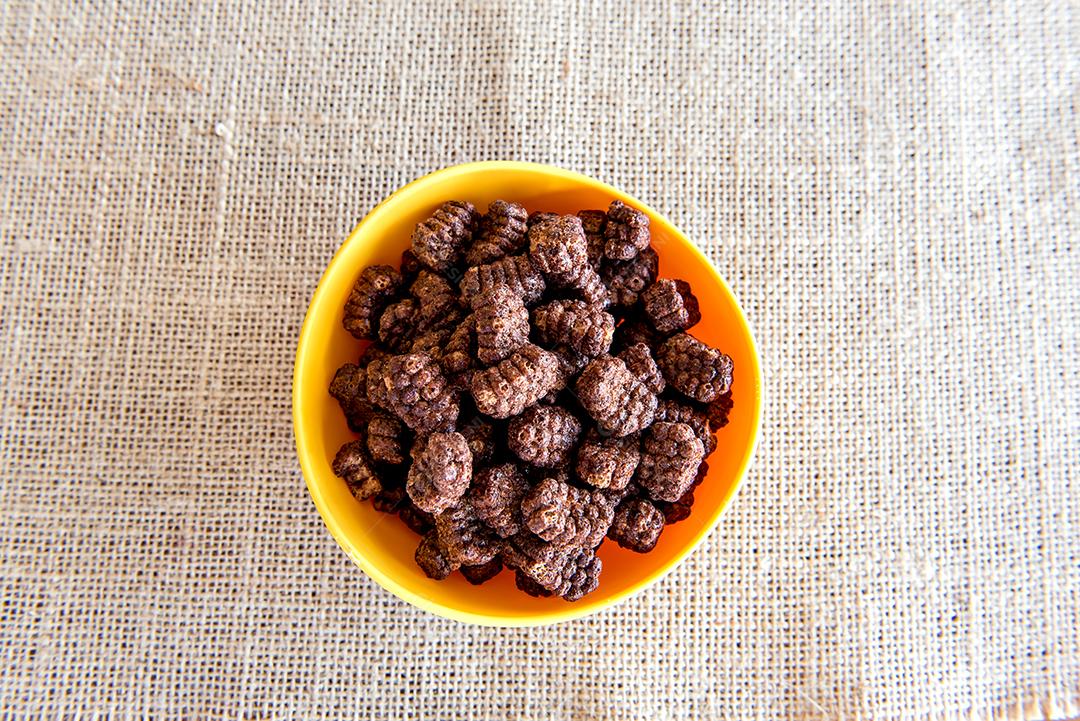 Tigela de flocos de milho na mesa do café da manhã