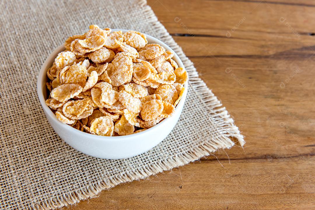 Tigela com flocos de milho, café da manhã saudável