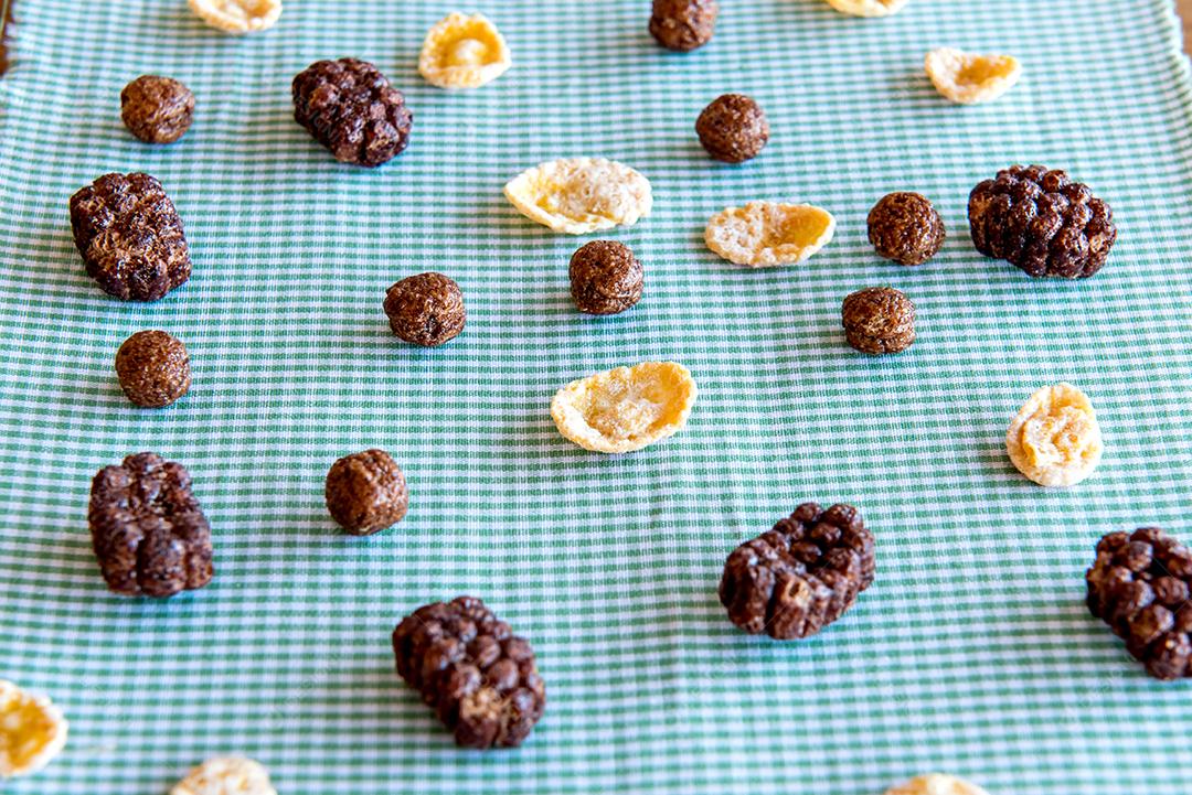 Diferentes tipos de flocos de milho em uma mesa de café da manhã