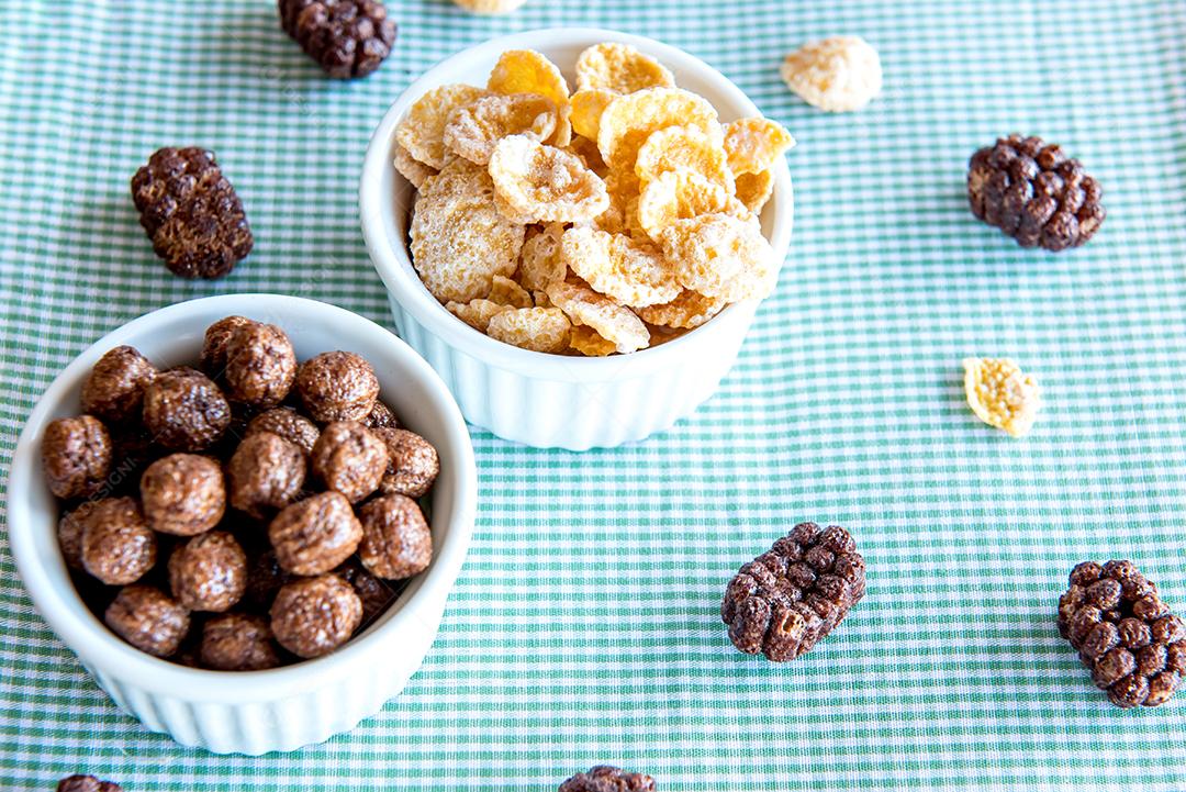 Diferentes tipos de flocos de milho em uma mesa de café da manhã