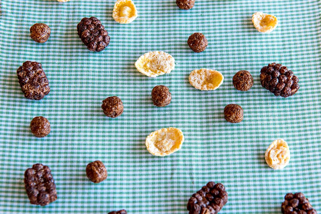 Diferentes tipos de flocos de milho em uma mesa de café da manhã