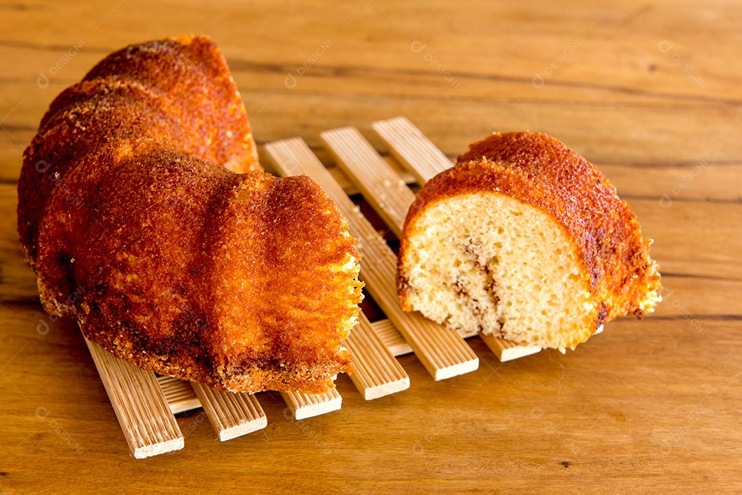 Pedaço de bolo de laranja na mesa de madeira