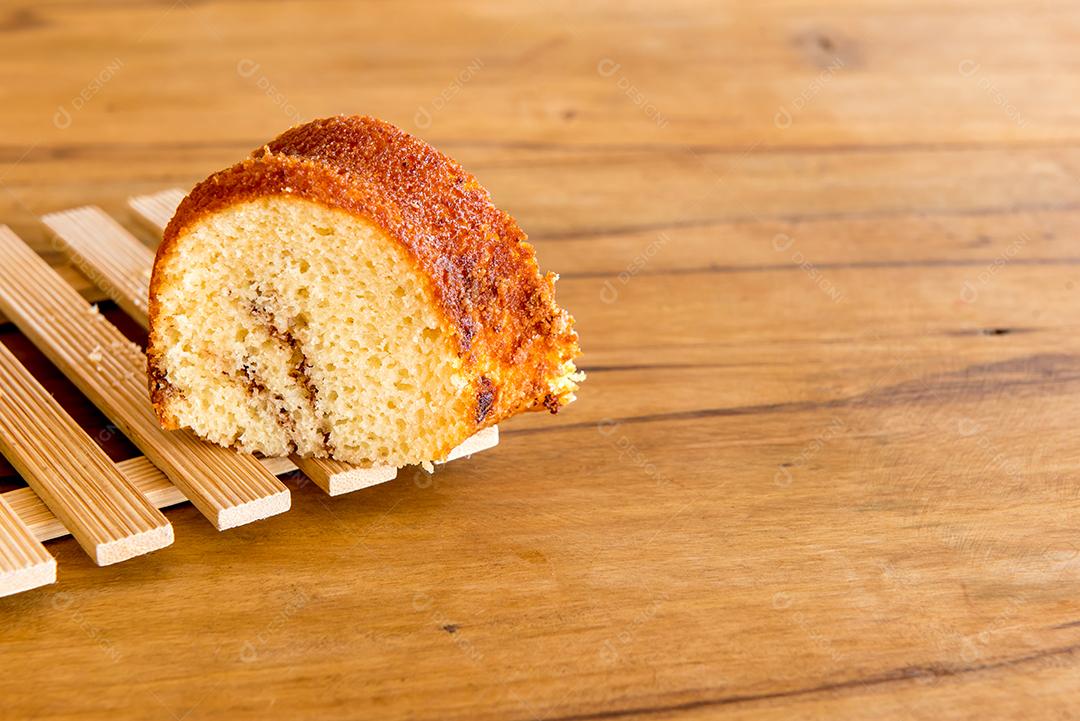Pedaço de bolo de laranja na mesa de madeira