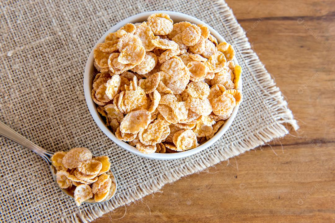 Colher com flocos de milho, café da manhã saudável