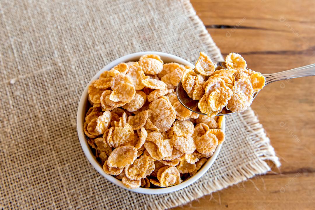 Colher com flocos de milho, café da manhã saudável