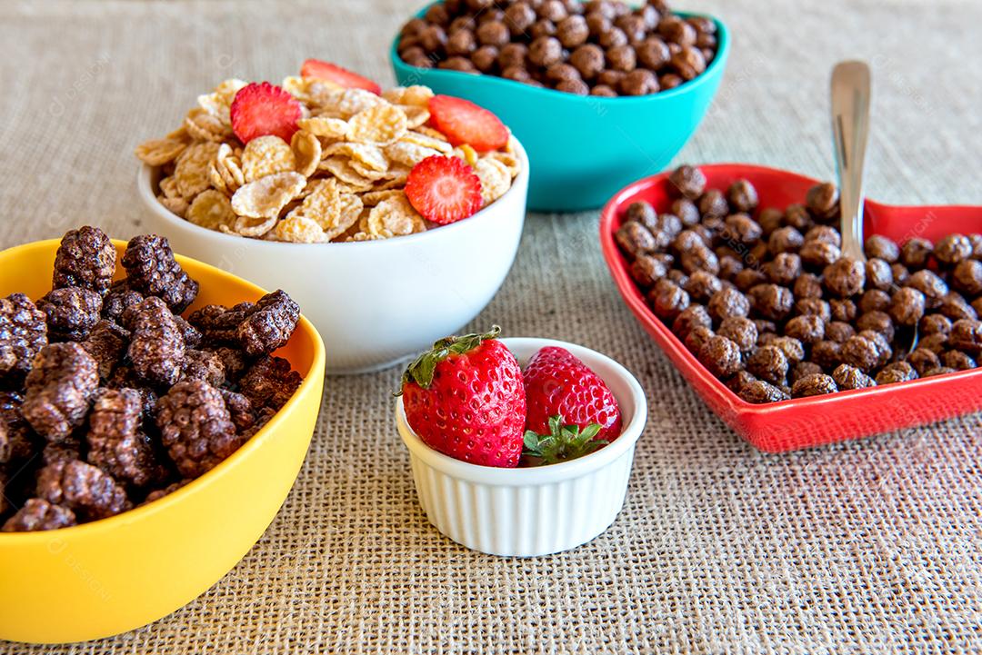 Conjunto de flocos de milho. Cereais no café da manhã, flocos de milho com um pedaço de morango