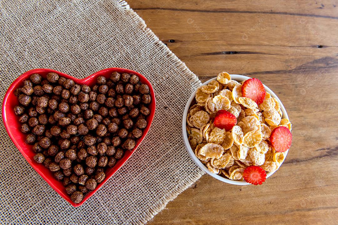 Conjunto de flocos de milho. Cereais no café da manhã, flocos de milho com morango