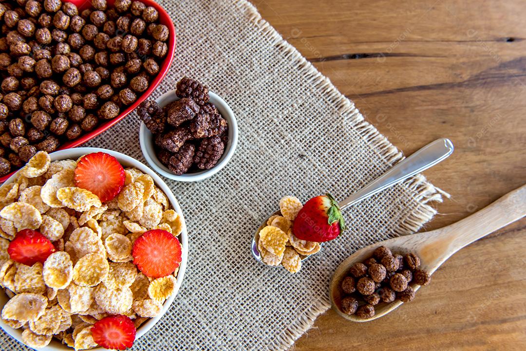 Conjunto de flocos de milho. Cereais no café da manhã, flocos de milho com morango