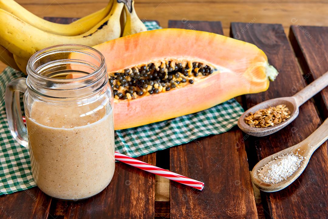 Smoothie de banana e mamão com aveia e granola Smoothie de café da manhã saudável