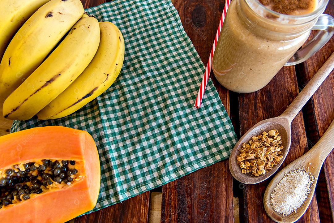 smoothie de banana e mamão com aveia e granola Smoothie de café da manhã saudável