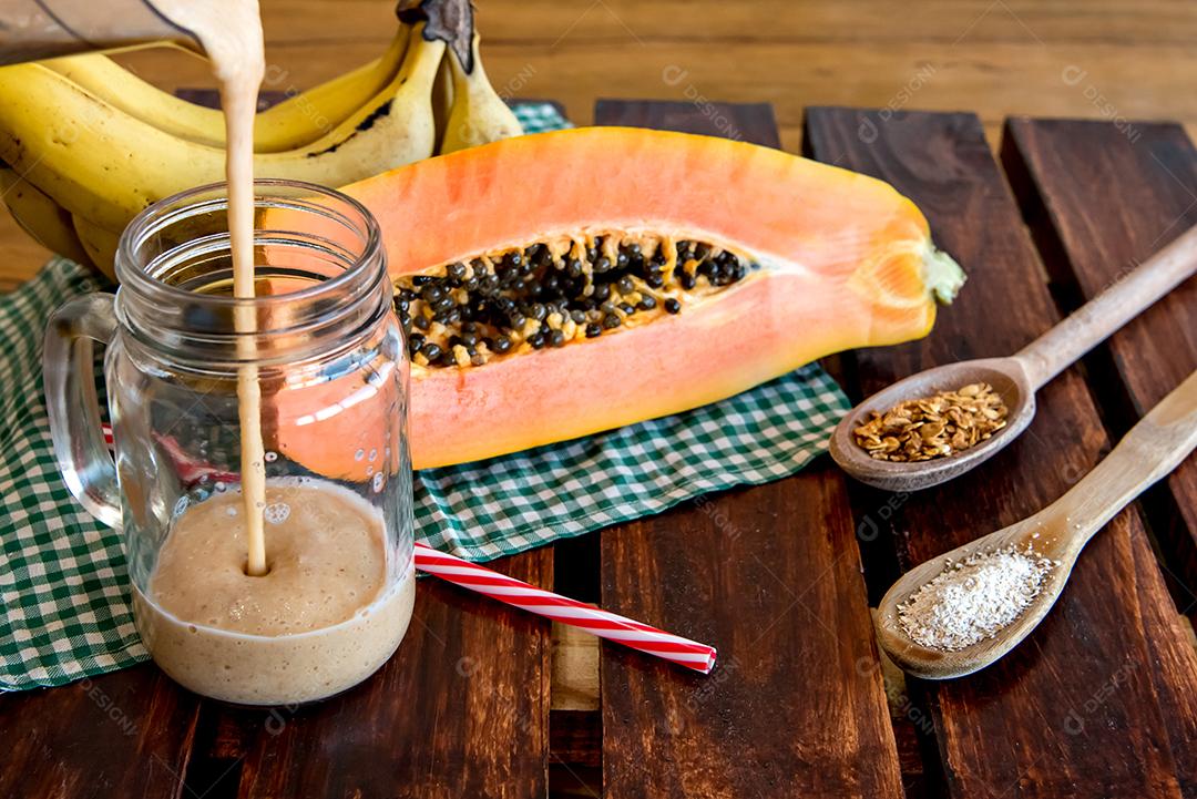Smoothie de banana e mamão com aveia e granola Smoothie de café da manhã saudável