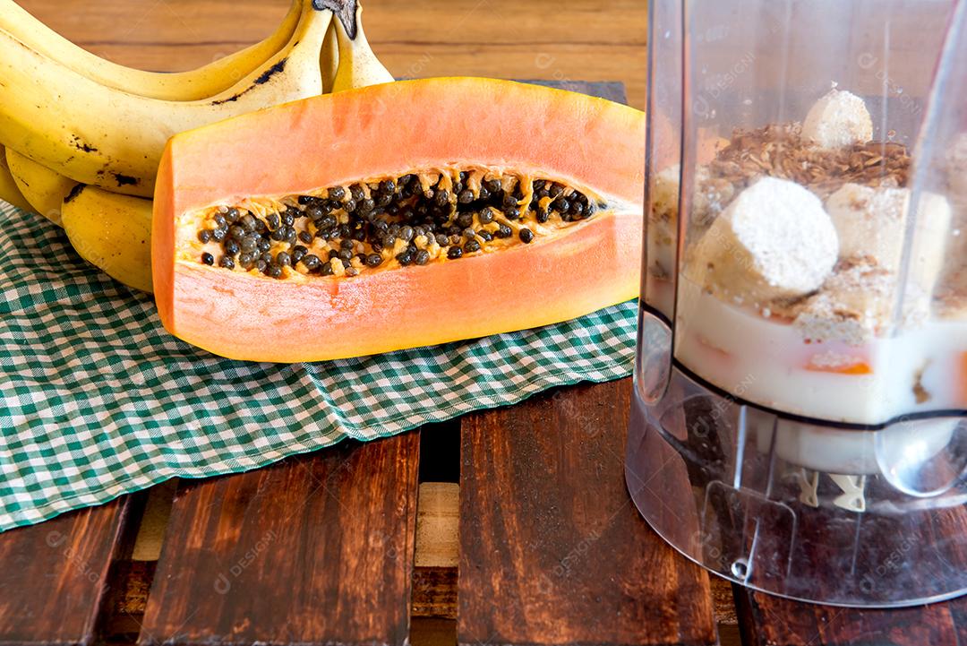 Smoothie de banana e mamão com aveia e granola Smoothie de café da manhã saudável