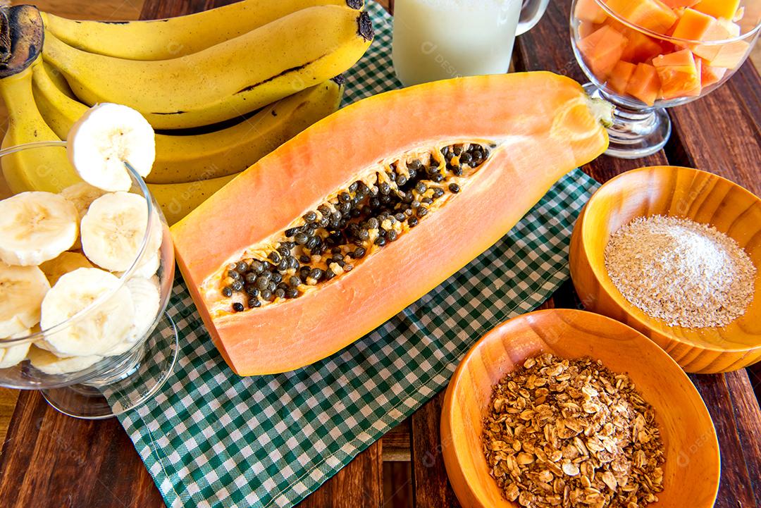 Smoothie de banana e mamão com aveia e granola Smoothie de café da manhã saudável