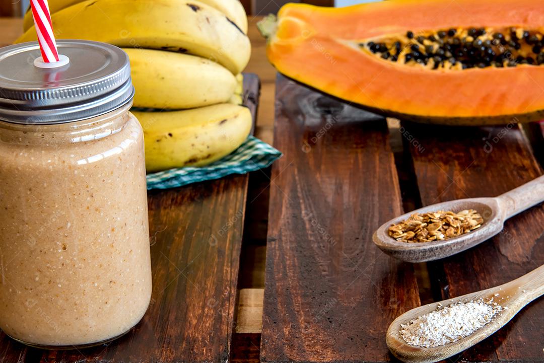 Smoothie de banana e mamão com aveia e granola Smoothie de café da manhã saudável