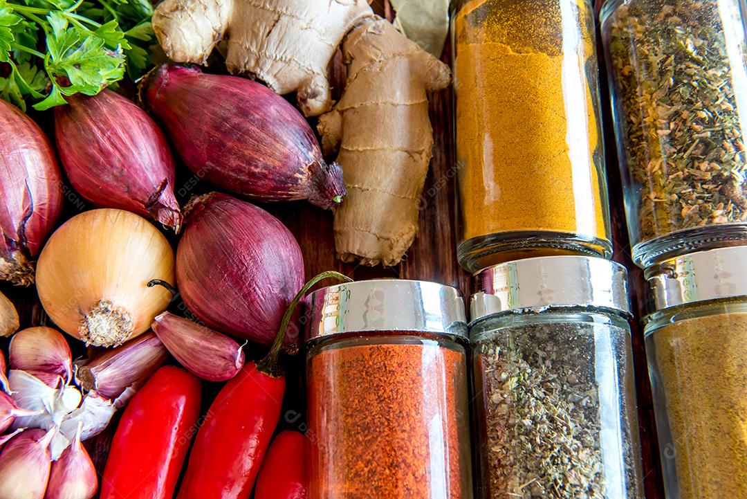 Diferentes temperos e especiarias para cozinhar Fundo de textura de temperos