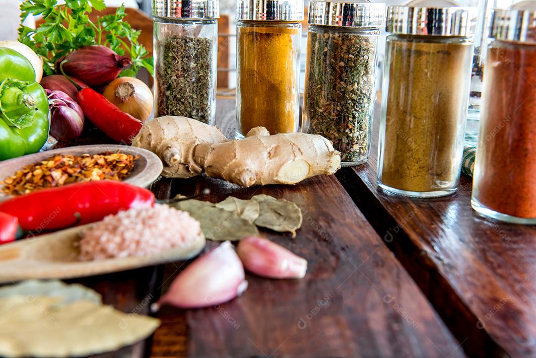 Diferentes temperos e especiarias para cozinhar
