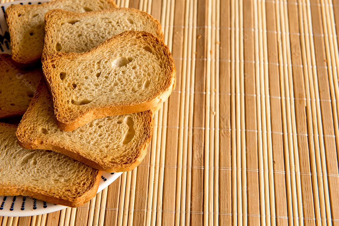 Pão torrado na mesa do café da manhã
