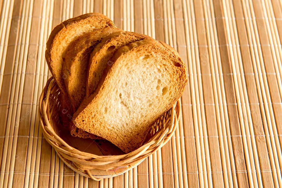 Pão torrado na mesa do café da manhã