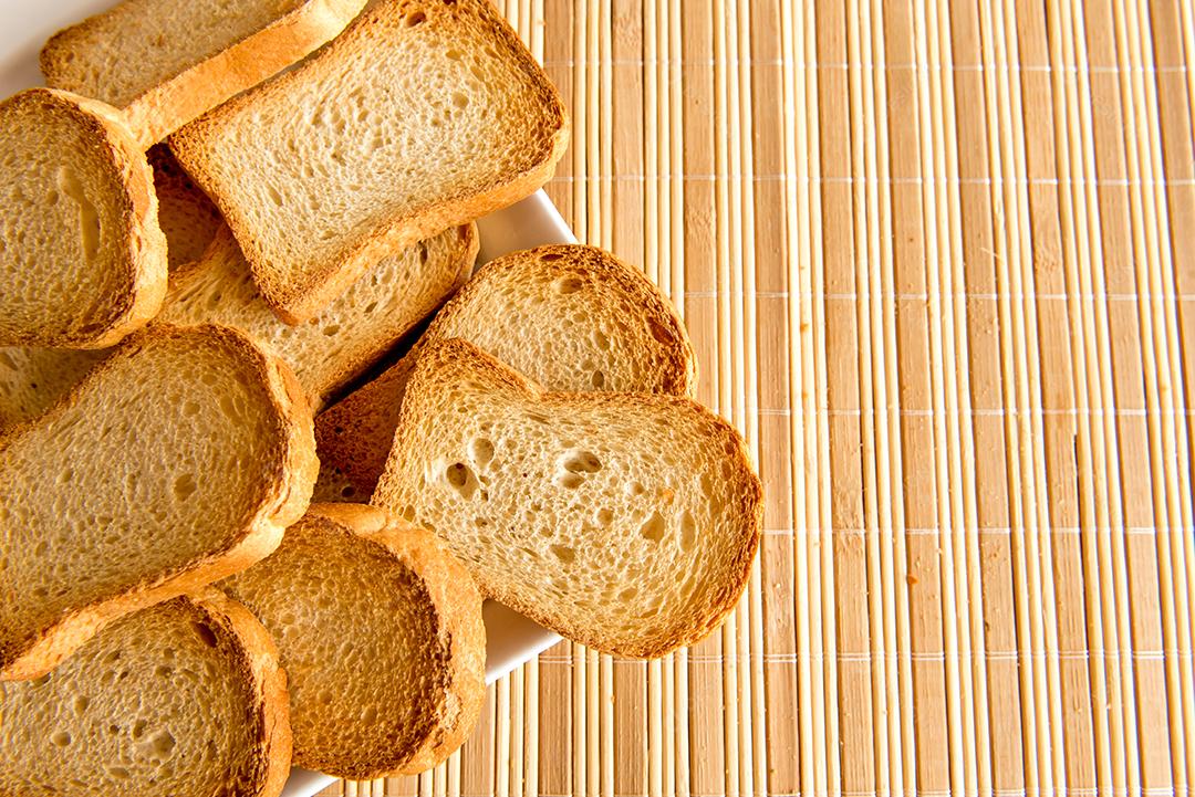 Pão torrado na mesa do café da manhã