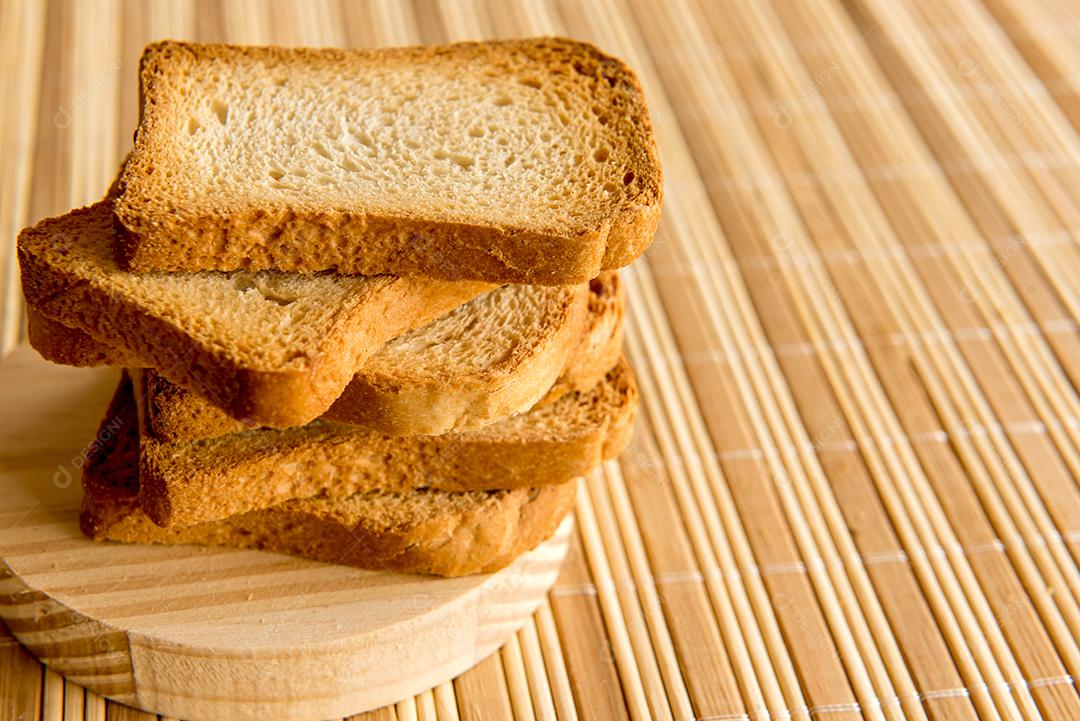 Pão torrado na mesa do café da manhã