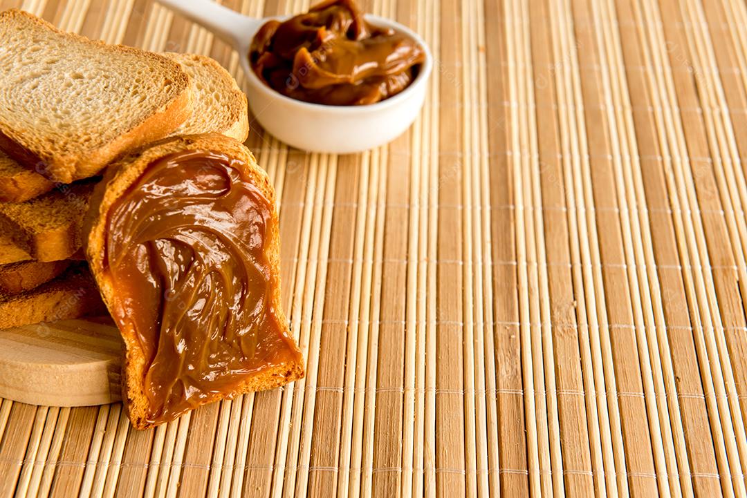 Pão torrado com doce de leite na mesa do café da manhã