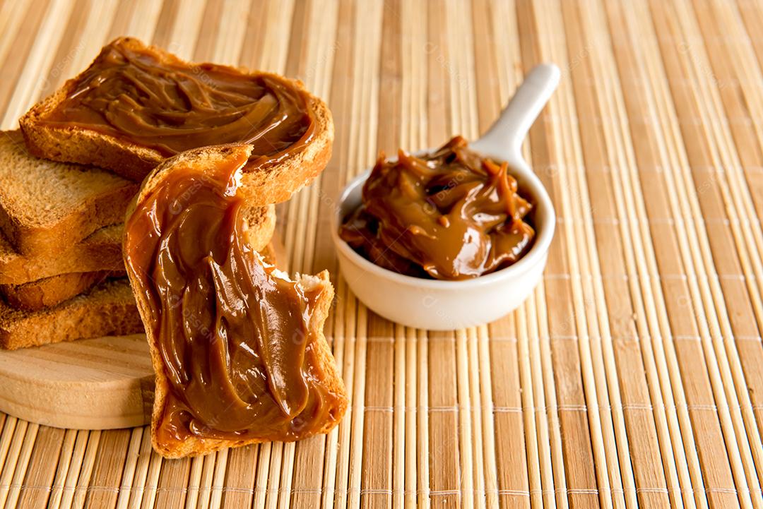 Pão torrado com doce de leite na mesa do café da manhã.