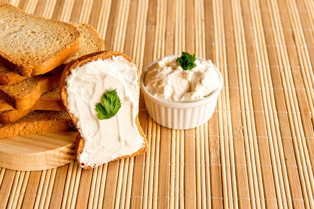 Pão torrado com creme de ricota na mesa do café da manhã
