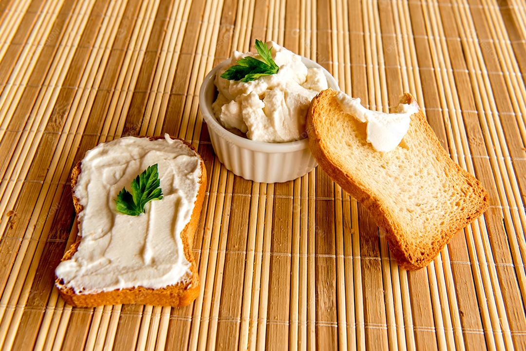 Pão torrado com creme de ricota na mesa do café da manhã
