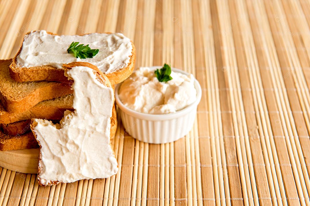 Pão torrado com creme de ricota na mesa do café da manhã