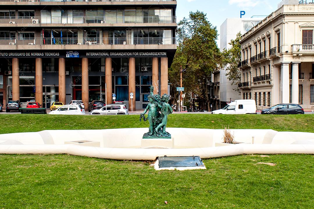 Fontes dos anjos na Plaza Independência, a praça mais importante de Montevidéu