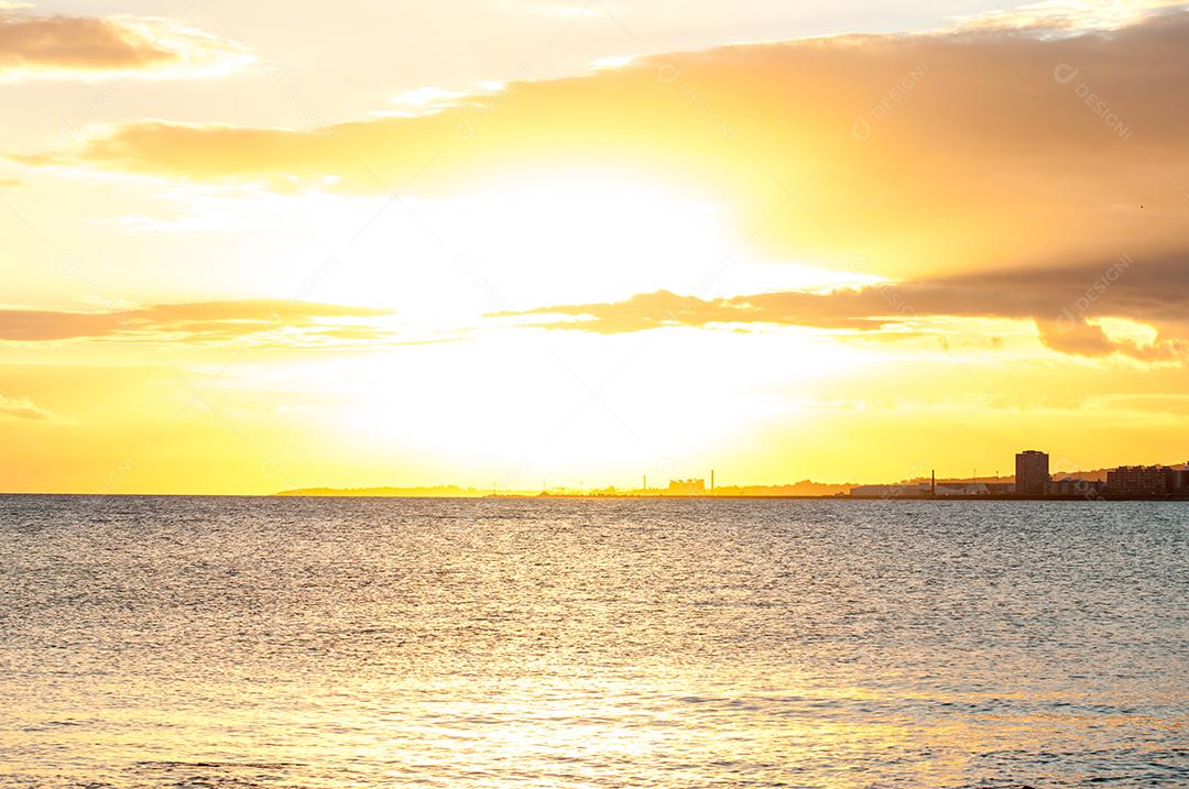Belo pôr do sol laranja na Rambla de Montevidéu, pôr do sol de verão