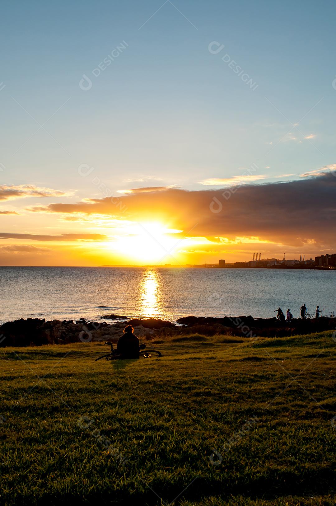 Belo pôr do sol laranja na Rambla de Montevidéu