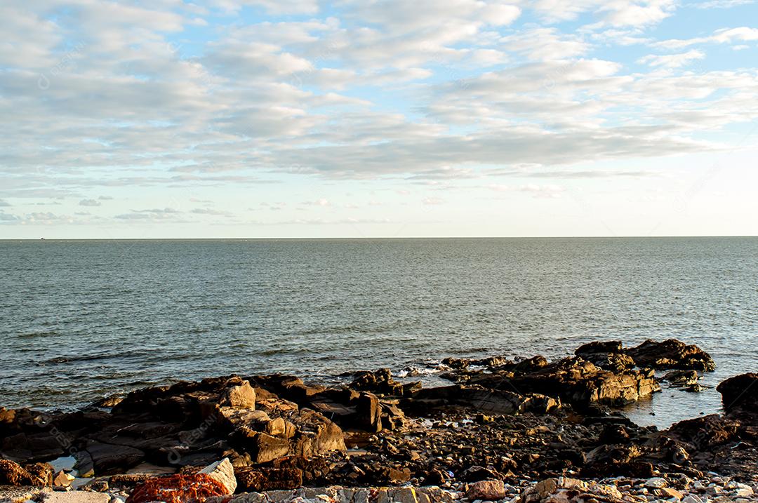 Belo Rio de la Plata em Montevidéu, Uruguai em um dia ensolarado