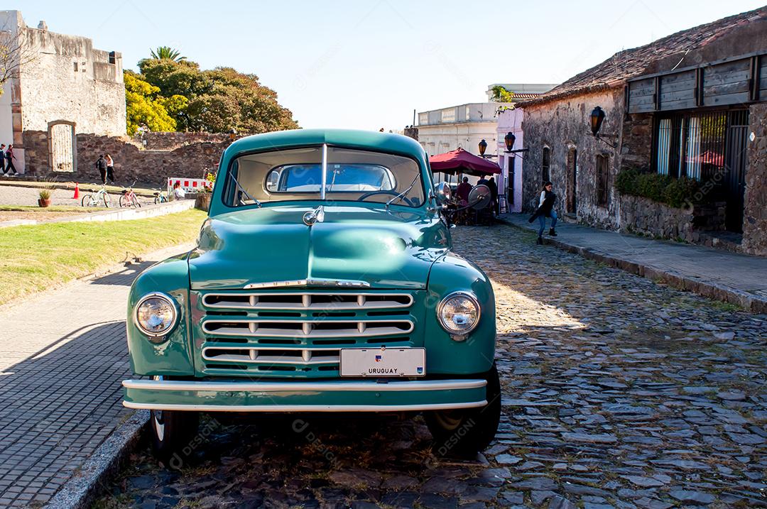 Carro velho na rua em Colonia del Sacramento, Uruguai, reconhecido pela Unesco como Patrimônio Mundial